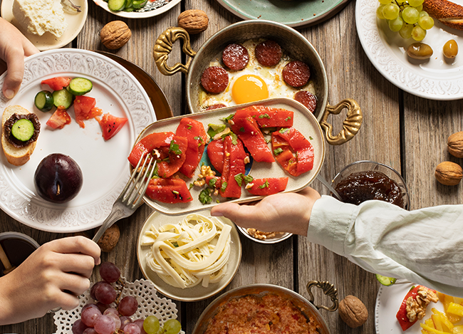 Як не переїдати на свята: поради гастроентеролога